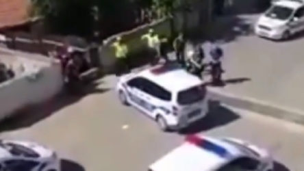 VİDEO | Yine polis şiddeti: Şerefsizler içeriye girsenize!