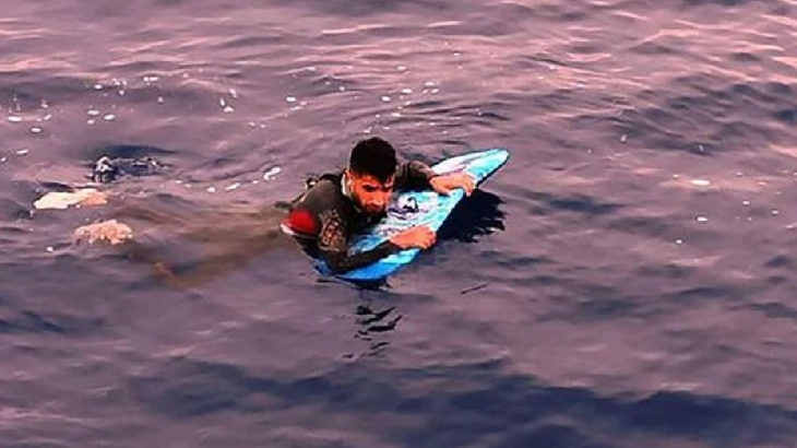 Sörf tahtasıyla Yunanistan'a geçmek istedi