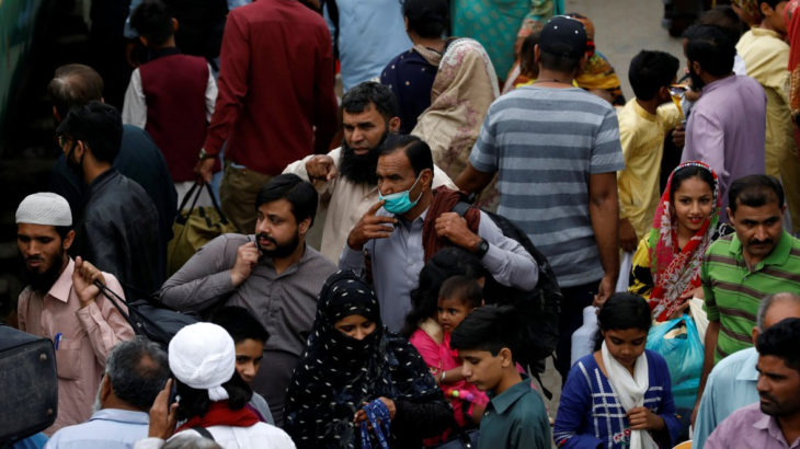 Pakistan'da sınırlamalar gevşetilince sokaklar doldu taştı