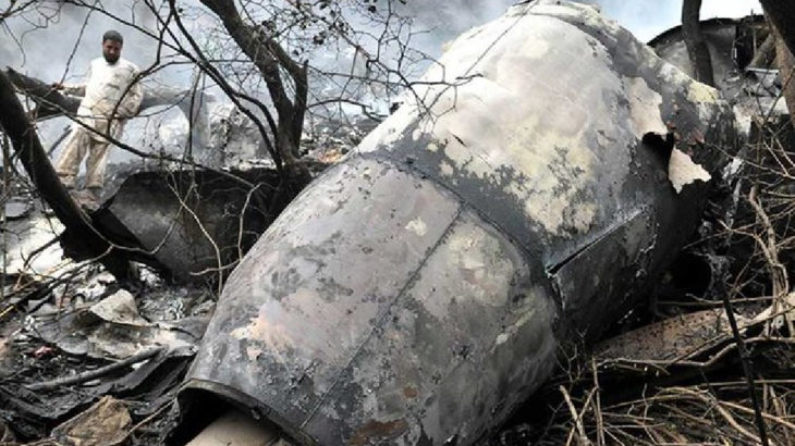 Pakistan'da yolcu uçağı düştü: 107 ölü
