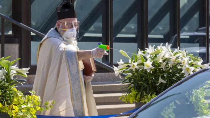 ABD'de papaz, cemaatini su tabancasıyla 'kutsadı'