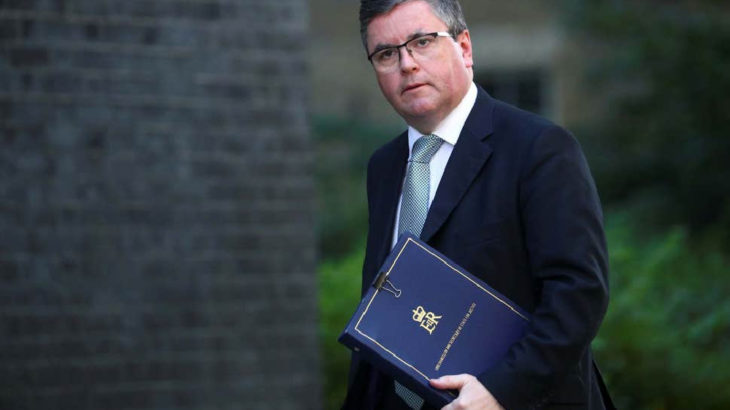 İngiltere Adalet Bakanı, 15 bin ölüme rağmen bakımevleri kararını savundu