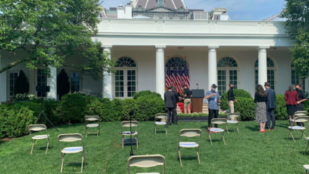 Beyaz Saray'daki basın toplantısında gazetecilere sosyal mesafeye gerek yok
