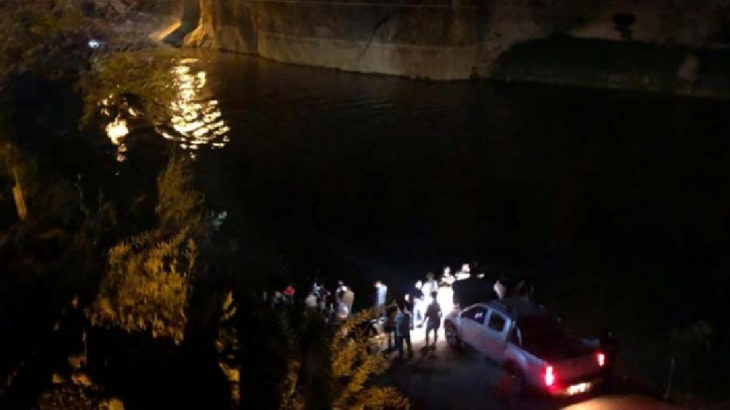 Erzincan Kemaliye’de minibüs nehre uçtu: 4 ölü, 3 yaralı, 1 kayıp