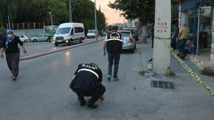 Adana'da yolda yürüyen kişi silahlı saldırıya uğradı