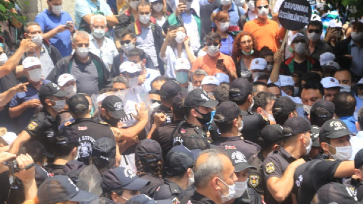 Adana'da yürüyüş yapmak isteyen avukatlara polis müdahalesi