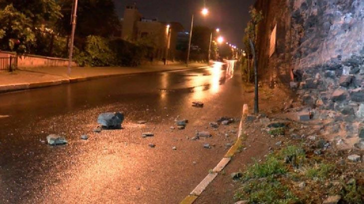 İstanbul'da tarihi surlardan kopan taşlar yola savruldu