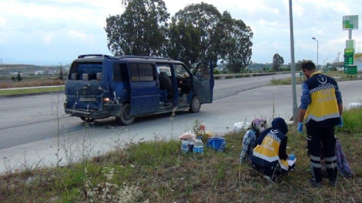 Antalya’da tarım işçilerini taşıyan minibüsle otomobil çarpıştı: Yaralılar var