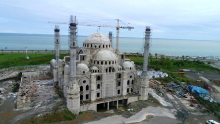 232 camisi bulunan ilçeye 'Doğu Karadeniz'in en büyük cami ve külliyesi' yapılıyor