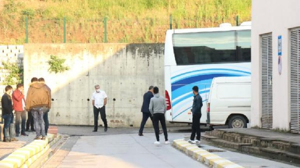 Test sonucunu yolda öğrendi: Otobüsle hastaneye götürüldü
