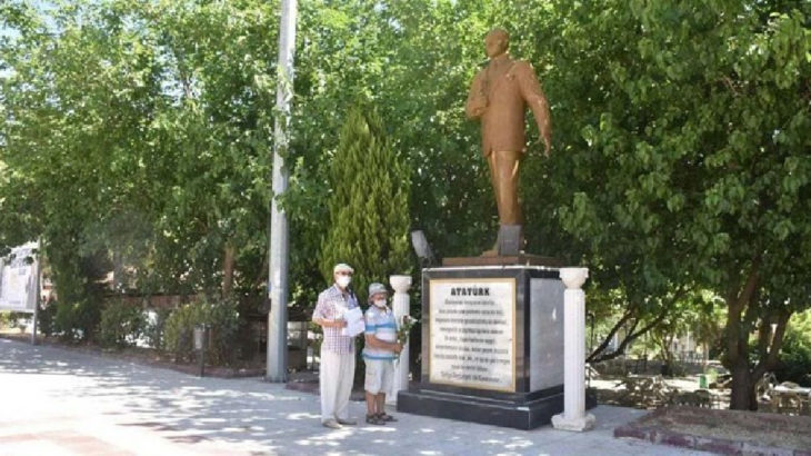 Atatürk anıtına çiçek bırakmak suç sayıldı!