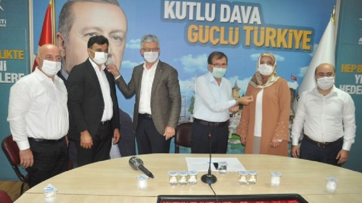 CHP'den istifa eden belediye meclis üyeleri AKP'ye katıldı