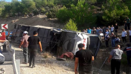 Mersin'de otobüs devrildi: Çok sayıda asker hayatını kaybetti