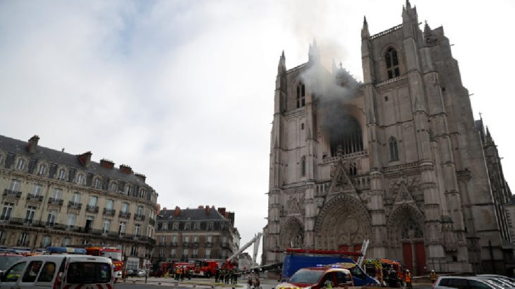 Saint-Pierre Katedrali'nde yangın çıktı
