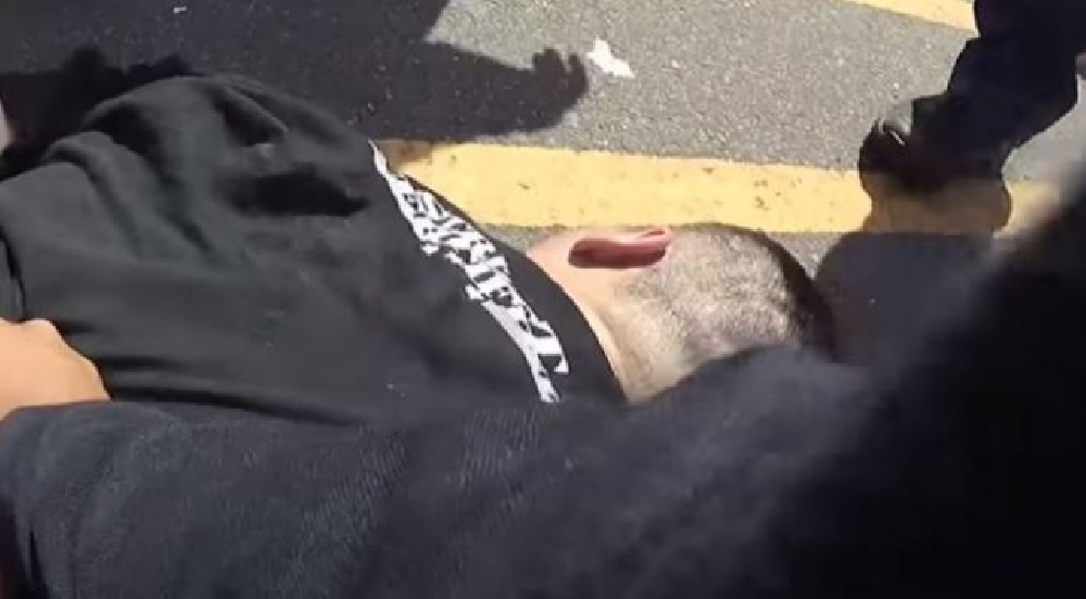 ABD’de polisin 6 dakika boyunca asfalta bastırdığı kişi hayatını kaybetti
