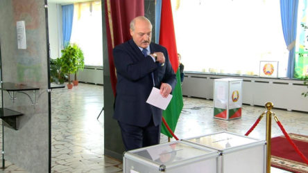 Belarus'ta Lukaşenko yeniden başkan seçildi: Protestolar başladı