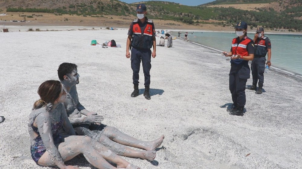 Valilik Salda Gölü’nde çamur banyosunu yasakladı