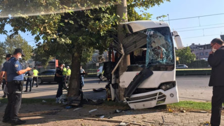 Bursa'da işçi servisi direğe çarptı: 2 ölü 16 yaralı