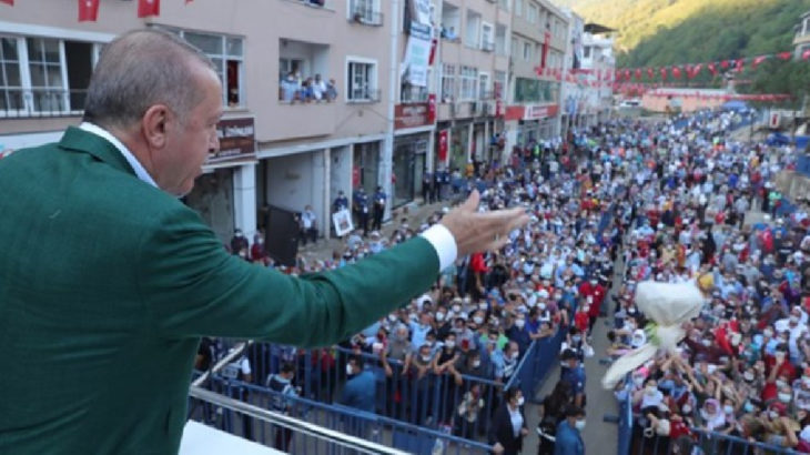 Erdoğan çay dağıttı: ''Sosyal mesafe'' hiçe sayıldı
