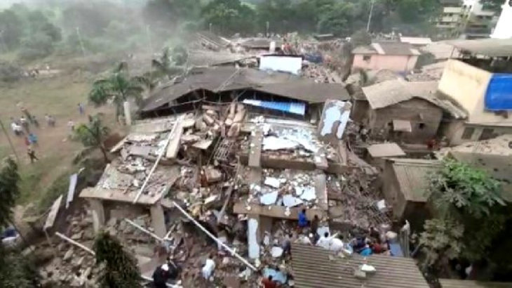 Hindistan'da bina çöktü: En az 90 kişi enkaz altında