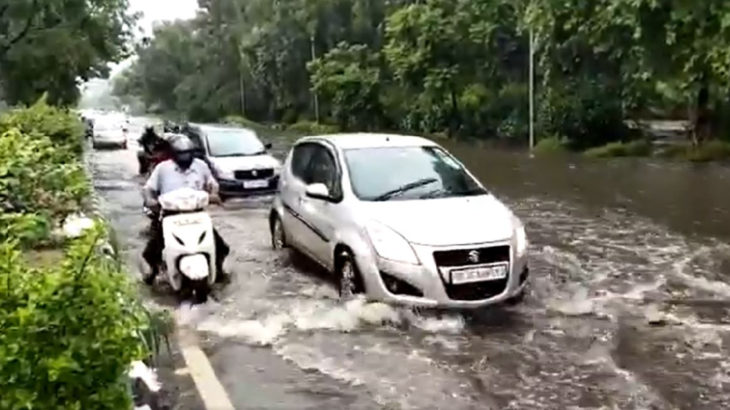 Hindistan'da şiddetli muson yağmuru