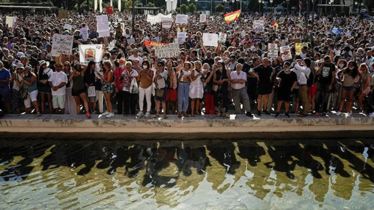 İspanya'da Covid-19 önlemleri protesto edildi