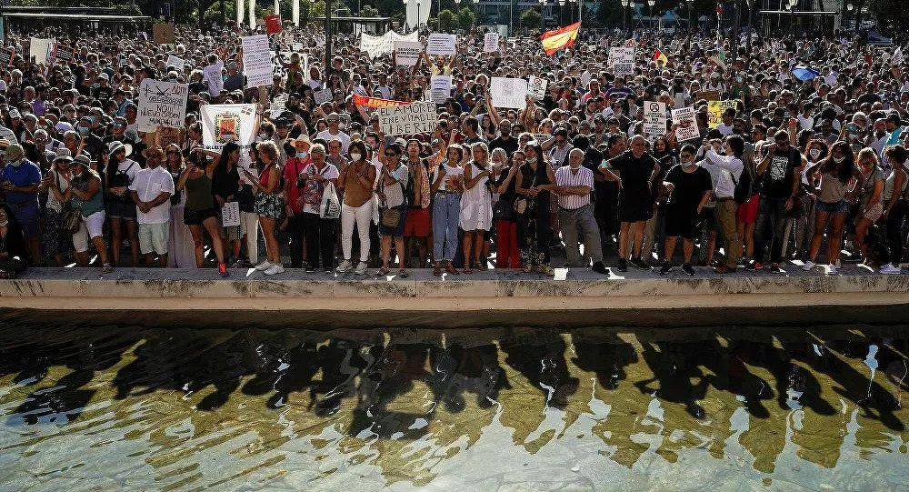 İspanya’da Covid-19 önlemleri protesto edildi