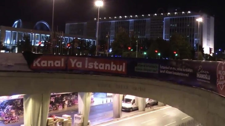 İBB’nin Kanal İstanbul karşıtı afişleri polisler tarafından söküldü!