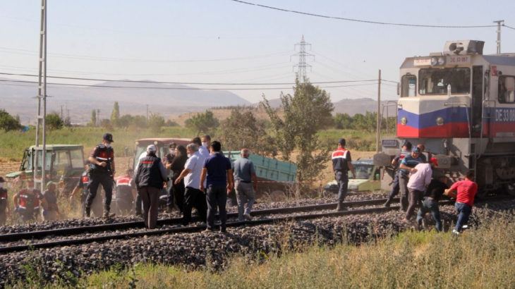 Kayseri'de raylarda oturan gençlere tren çarptı: 1 ölü 1 yaralı