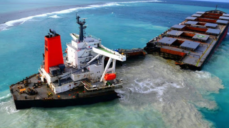 Mauritius Adası'nda karaya oturan 4 bin ton petrol taşıyan tanker ikiye bölündü