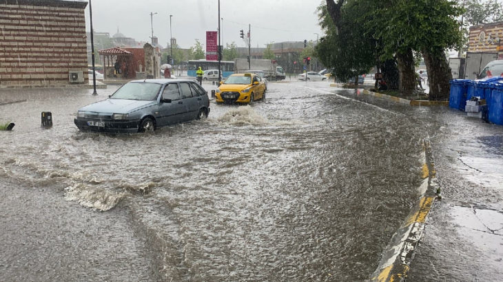 Beşiktaş'ta sağanak yağıştan dolayı yol çöktü: Araç çukura düştü