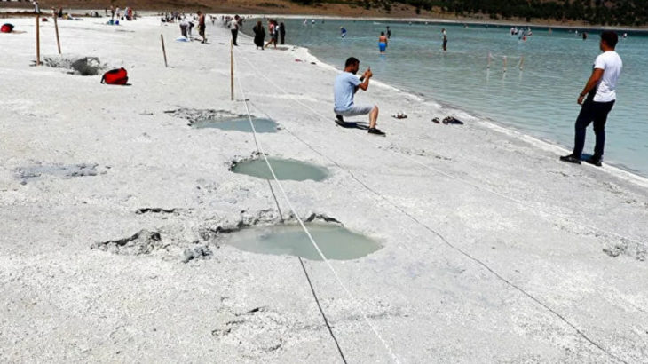 Salda Gölü'nde üzen görüntü: Derin çukurlar oluştu