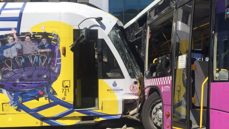 Kabataş'ta tramvay halk otobüsüne çarptı: Yaralılar var