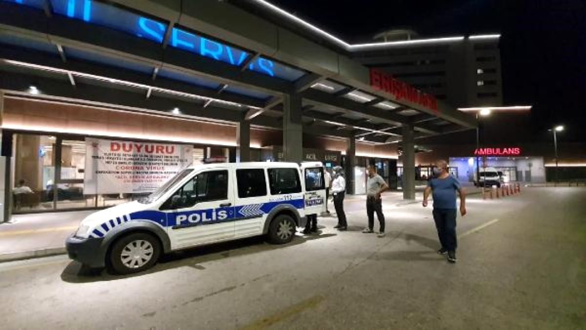 Babasını hastaneye getiren gencin başına silah doğrulttu