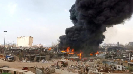 Patlamanın olduğu Beyrut Limanı'nda yangın!