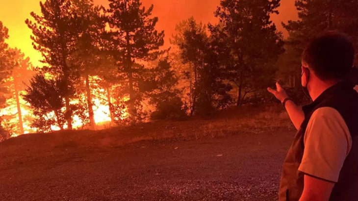 Denizli Çardak'taki orman yangını Burdur'a sıçradı: Bakandan karşı ateş talimatı