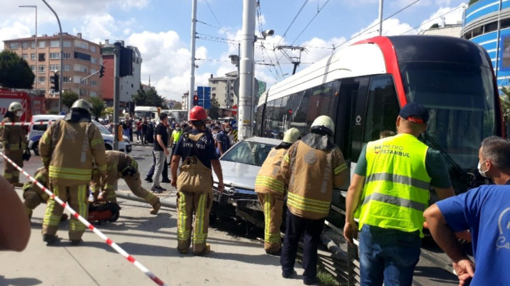 Güngören'de tramvay otomobile çarptı: 1 yaralı