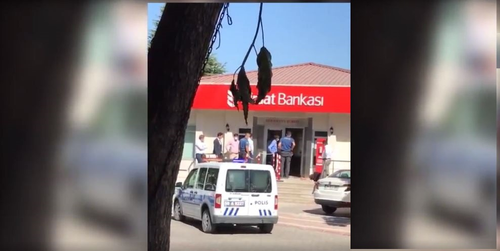 Çiftçi borç batağında... Banka önünde kendini yaktı!