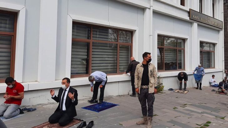 Kayyım olarak atanan Kars Valisi, polis eşliğinde belediyenin önünde namaz kıldı