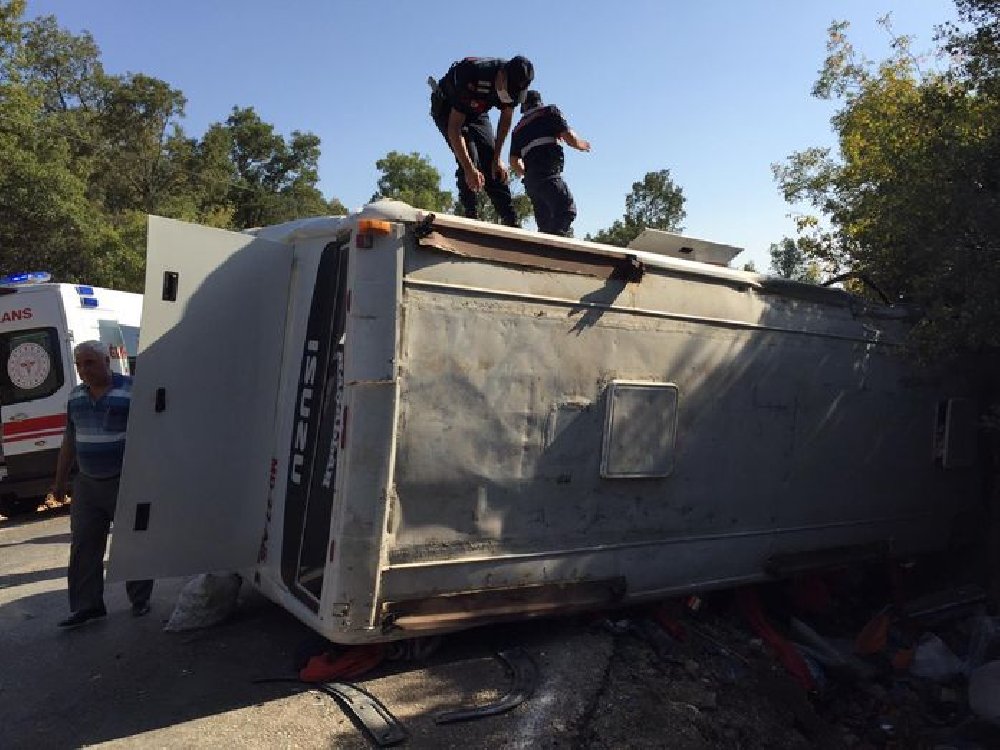Tarım işçilerini taşıyan midibüs devrildi: 1 ölü, 28 yaralı