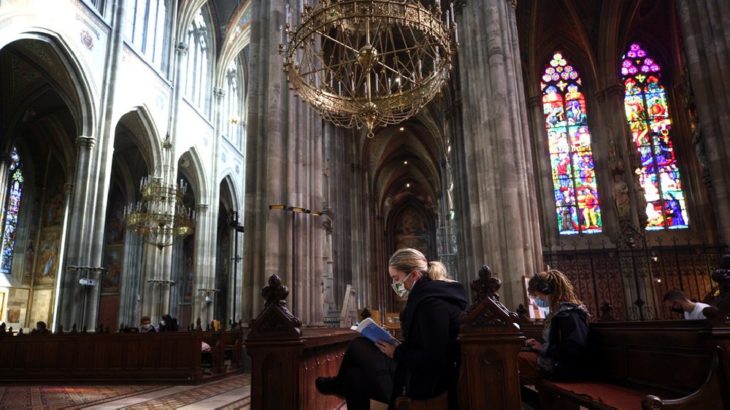 'Viyana'da kalabalık Türk grup tekbirlerle kiliseyi bastı'