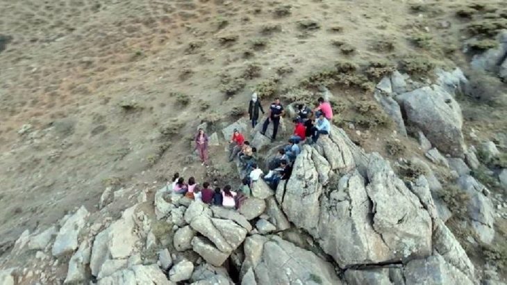 Öğrenciler EBA'ya ulaşmak için 2500 rakımlı tepeye tırmanıyor