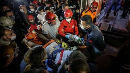 İzmir'de enkaz altındaki 2 kişiye daha ulaşıldı