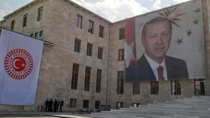 Yeni yasama yılı açılışında TBMM Şeref Kapısı'na dev Erdoğan posteri