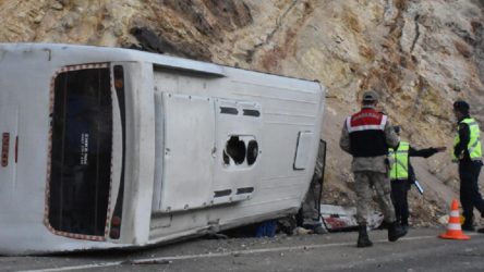 Sivas'ta işçi servisi devrildi: 5'i ağır 15 yaralı