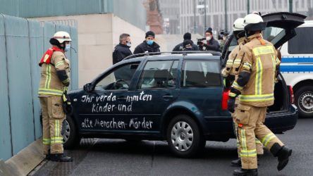 Merkel'in çalışma ofisinin bulunduğu bina kapısına araç çarptı