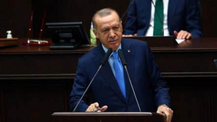 Erdoğan: Buradan yargıya sesleniyorum. Diyorum ki; değerli yargı mensupları Anayasa'nın 138. maddesi beni ne kadar muhatap alıyorsa aynı şekilde benim dışımdakileri de muhatap alıyor. 138. maddeyi eze eze kullananlara karşı gereğini neden yapmıyorsunuz