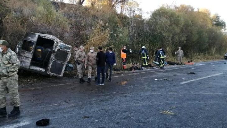 Van'da göçmenleri taşıyan minibüs devrildi: 2 ölü, 22 yaralı