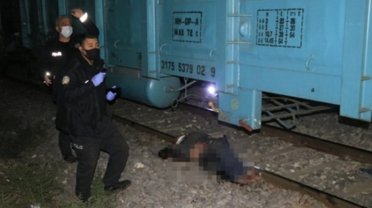 Adana'da yük treninin çarptığı kişinin kolu koptu
