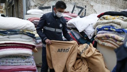 Depremzedeler için dağıtılan battaniyeler işportadan toplandı